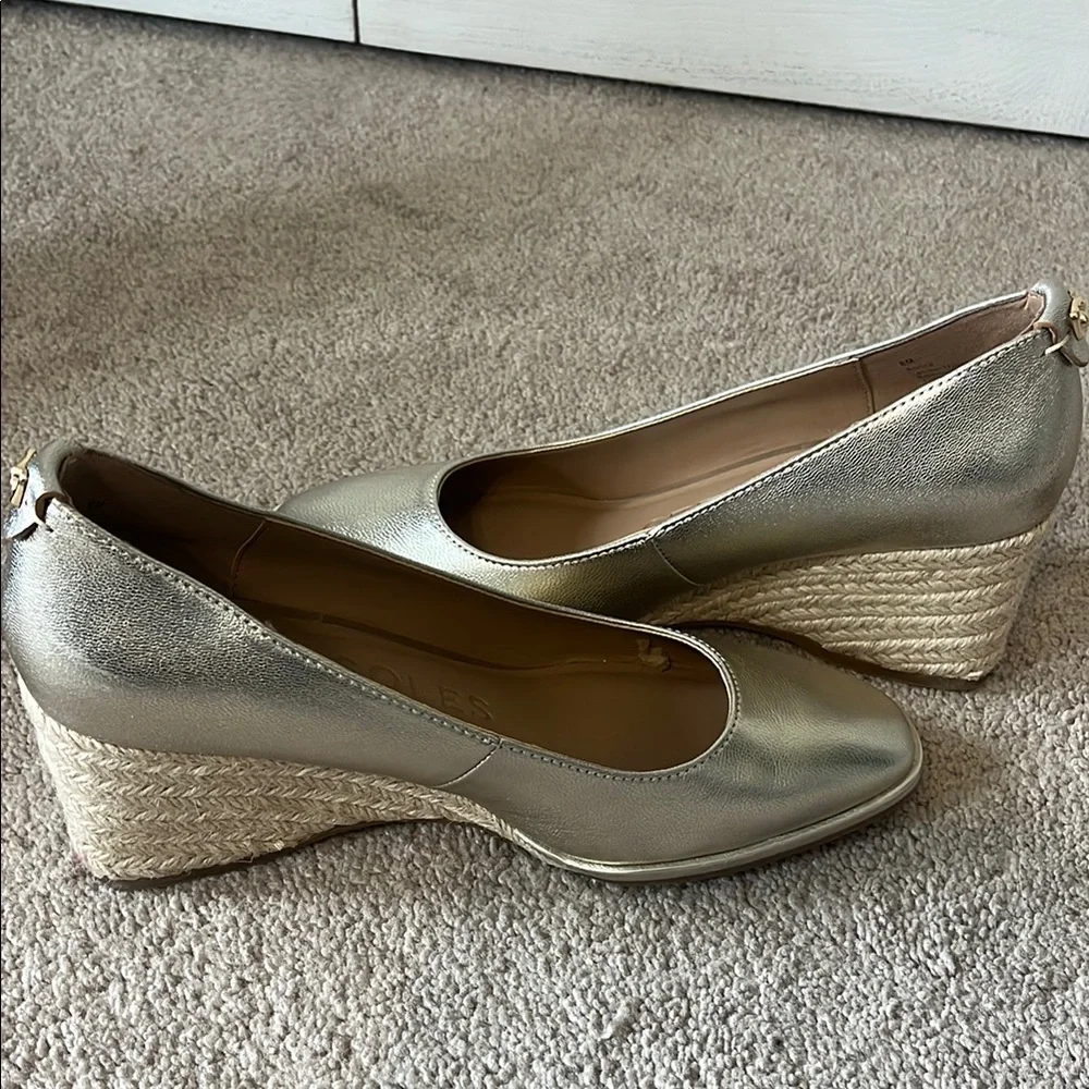 Aerosoles Gold Wedge Heels - Size 8 - Picture 8 of 8